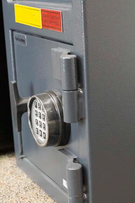 Safe with an electronic keypad lock